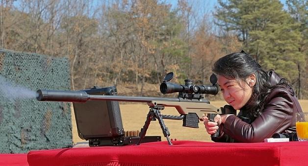 13살 주애 혼자 '스나이퍼' 실탄 사격…'후계자 위상' 부각