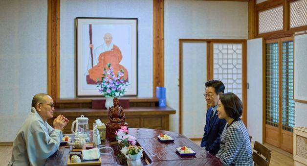 李 부부 송광사 방문…"국민에 따스한 희망 스며들길"