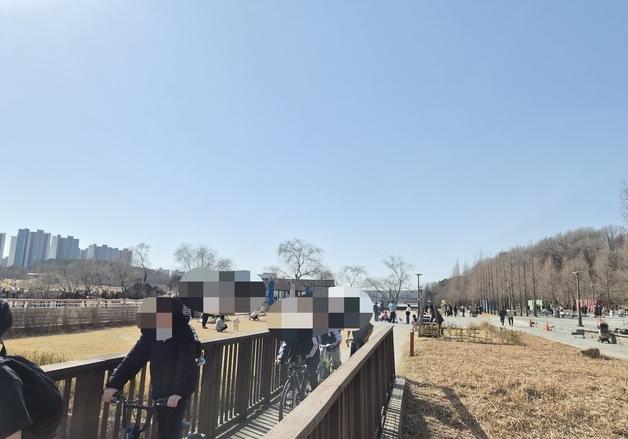 반소매 차림으로 '완연한 봄' 만끽…호수로, 산으로 향하는 행락객