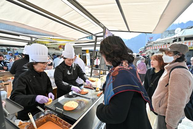 전통전병+두쫀병에 해외 유사메뉴까지…정선의 메밀전병축제 인기