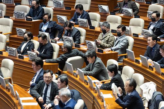 국민투표법 필버 15시간째…與 수정에도 野 "입법독재" 반발