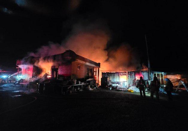 양평 창고 화재, 인근 주택까지 번져…인명 피해 없어 