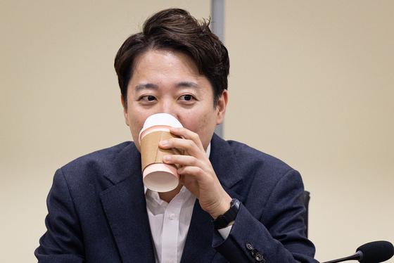 이준석 vs 전한길, 오늘 '부정선거 음모론' 무제한 끝장 토론