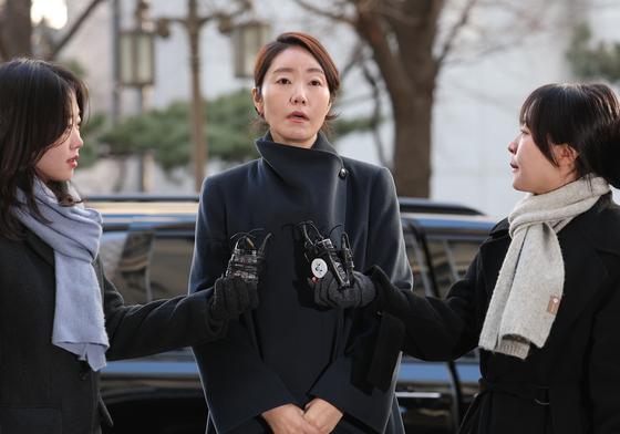 경찰, 강선우 8시간째 조사…진술 신빙성·쪼개기 후원 집중 추궁