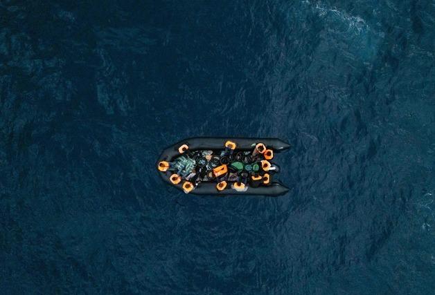 4시간 헤엄쳐 표류 가족 구한 13세 濠소년…"속도 내려 구명조끼도 벗었다" 