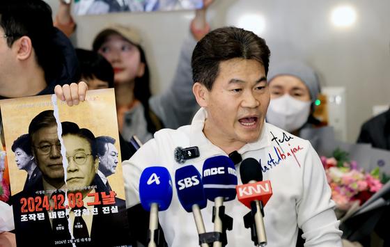 전한길 "尹절연시 장동혁 버려"…친한계 "張, '全영화' 보러 가는지 볼 것"