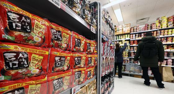 '李 지적' 밀가루값만 인하…라면·빵 '인상' 안쓰는게 다행?