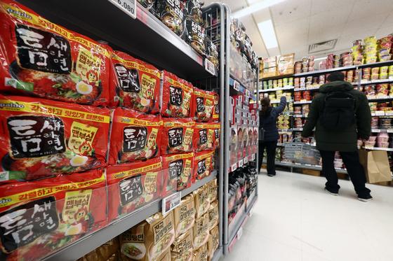'李 지적' 밀가루값만 인하…라면·빵 '인상' 안쓰는게 다행?