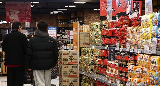 라면값 줄줄이 내린다…오뚜기·농심·삼양 "물가안정 동참"