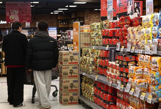 라면값 줄줄이 내린다…오뚜기·농심·삼양 "물가안정 동참"