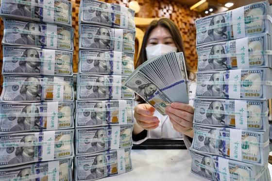 환율 불안에…외환당국, 작년 4분기 '역대 최대' 225억달러 순매도