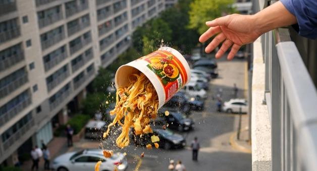 마른하늘에 라면국물…15층 아파트서 컵라면 '휙' 행인 봉변