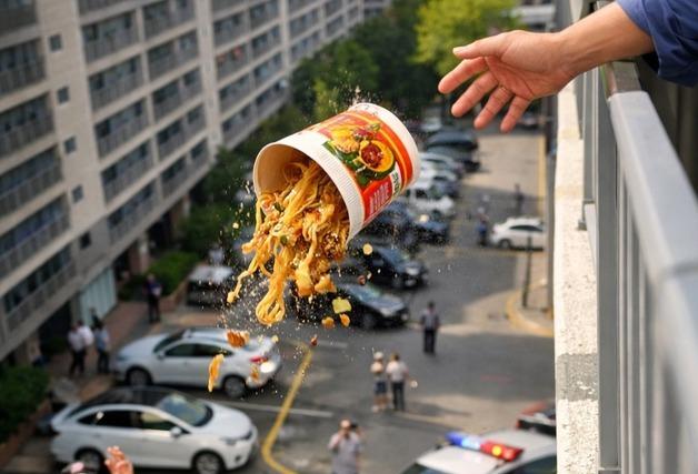 마른하늘에 라면국물…15층 아파트서 컵라면 '휙' 행인 봉변