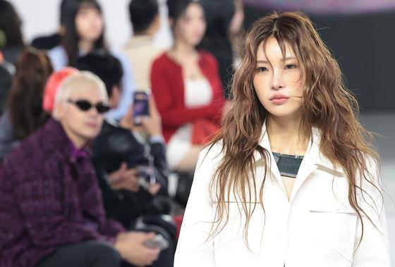 [뉴스1 ★]'최진실 딸' 최준희, 서울패션위크 런웨이 장악