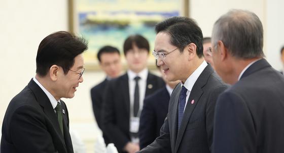 재계 "올해 채용 66%는 신입"…李 "애로사항 적극 해결"