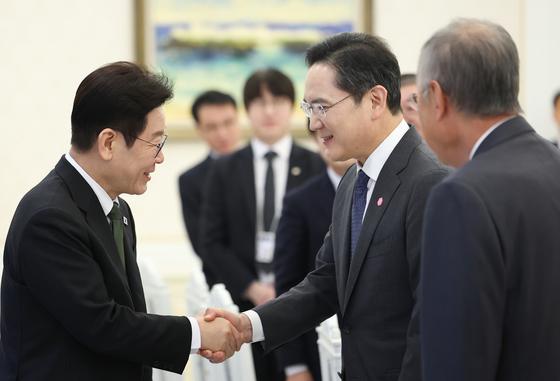 재계 "올해 채용 66%는 신입"…李 "애로사항 적극 해결"