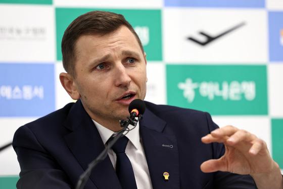 '데뷔전 완패' 마줄스 감독 "삼일절 일본전, 책임감 갖고 뛰어야"