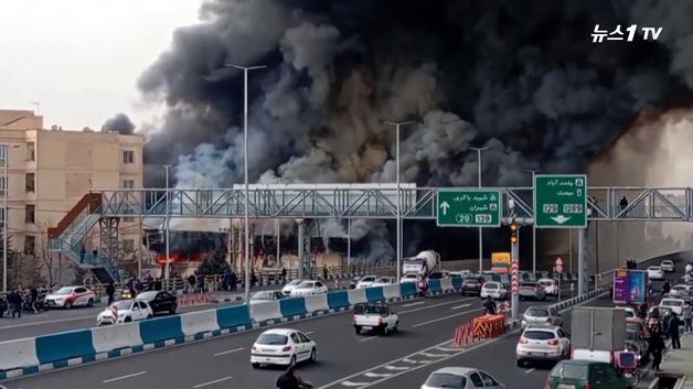 이란 도심 뒤덮은 대형 화재…"美 타격 시 하메네이 체제 붕괴"