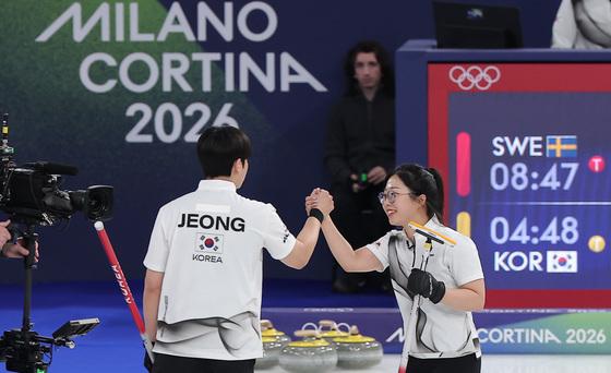 '한국 선수단 첫 출격' 컬링 김선영-정영석, 스웨덴 남매에 완패[올림픽]