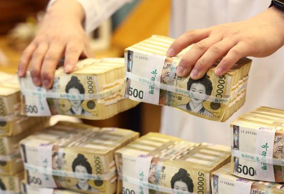 "나 빼고 다 고소득?"…설 밥상 단골메뉴 '평균연봉 4500' 숨겨진 진실