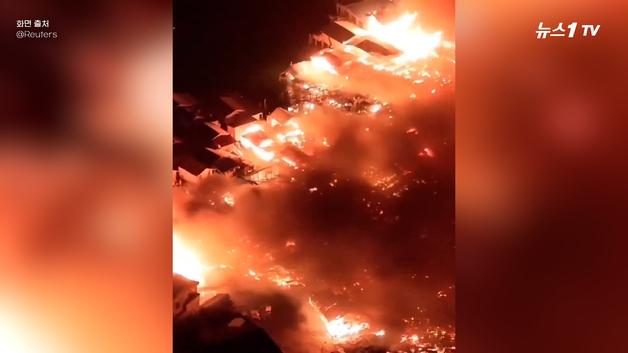  밤바다 집어삼킨 화염…필리핀 봉가오 수상가옥 대형 화재