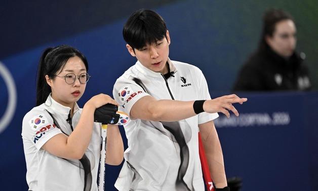 컬링 김선영-정영석, 스위스 부부에 5-8 석패…예선 3연패[올림픽]