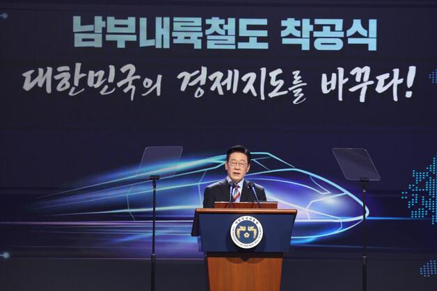 [뉴스1 PICK]이재명 대통령, '남부내륙철도, 수도권 집중 구조 깨는 국토 대전환의 시작'