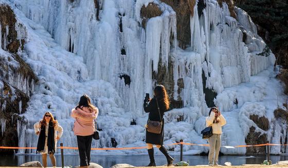 '설 하루 전' 낮 최고 4~13도 '포근'…강원 일부 '대설주의보'(종합)