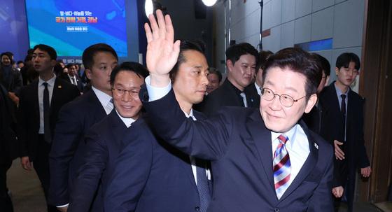 李 "임대사업자 등록만 하면 집 사 모을 수 있는 것 이상해" 