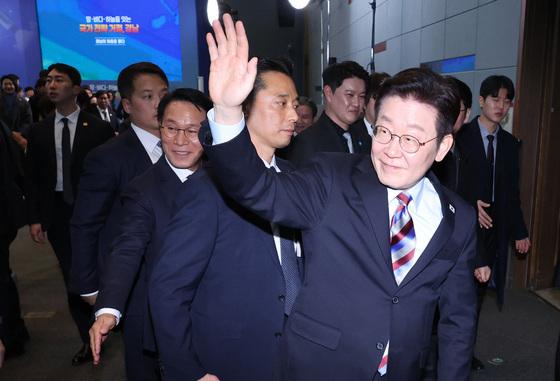 李 "임대사업자 등록만 하면 집 사 모을 수 있는 것 이상해" 