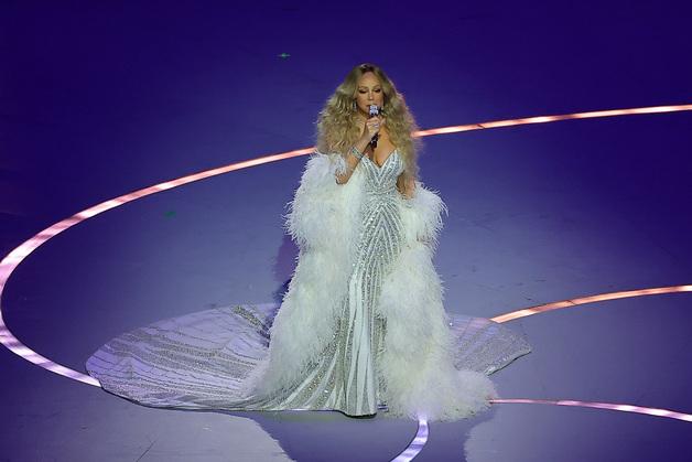 "형편없었다"…'팝의 여왕' 머라이어 캐리, 립싱크 논란 [올림픽]