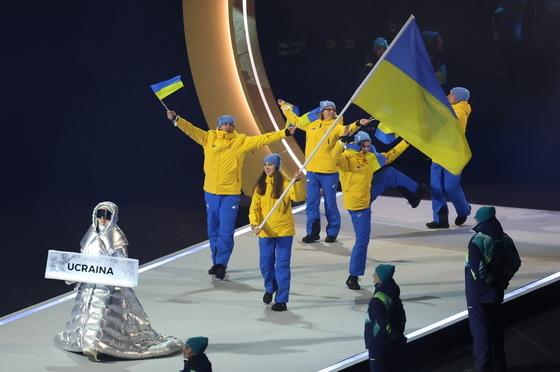 개회식서 우크라이나 피켓 든 러시아 여성…"전쟁 반대 의미"[올림픽]  