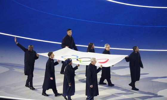 통가 근육맨, 이번엔 '상의 탈의' 대신 검은 정장[올림픽]