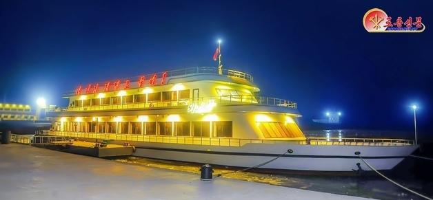 北, 대동강에 '호화 유람선' 띄워…선상 결혼식도 가능 [데일리 북한]