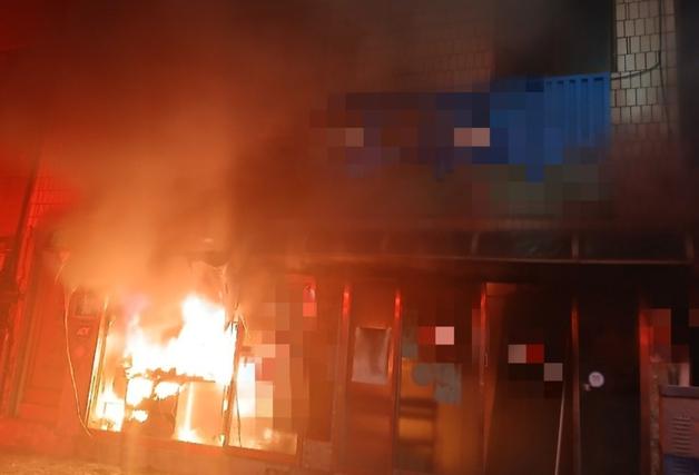 한밤 무주읍 상가 점포서 화재…1명 부상