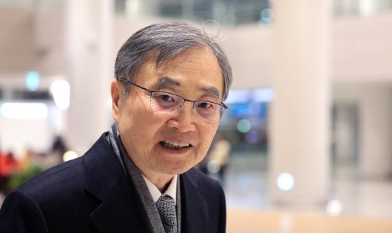 취재진 향해 인사하는 조현 장관