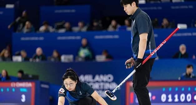 감격 첫승, 눈물 쏟은 컬링 믹스더블…"남은 경기 후회 없이"