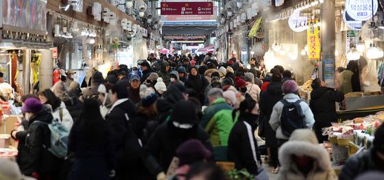 강추위에도 북적이는 전통시장