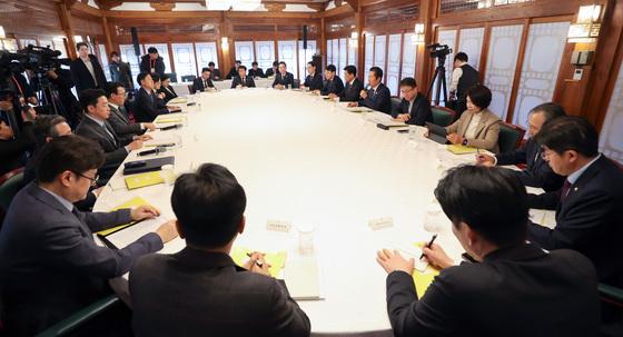 당정 "부동산감독원 조속 설립…유통산업법 개정 추진"