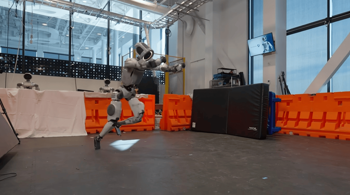 "옆돌기·백텀블링 착착"…아틀라스, 빙판길 걸어 '출근 준비' 