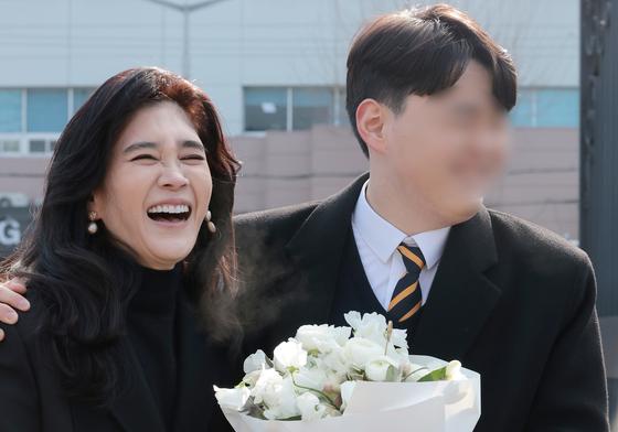  이부진 '엄마 미소' 대방출…'차석 졸업' 아들 축가 따라부르며 찰칵 