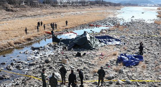 육군 "코브라 헬기 추락사고로 숨진 준위 2명 순직 인정"