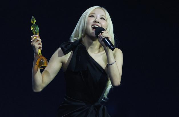 로제, 브릿어워즈 K팝 최초 수상…'새 역사' 속 "오 마이 갓" 감격(종합)