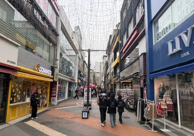 연휴 강원 곳곳에 나들이객…'왕과 사는 남자' 청령포 아침부터 붐벼
