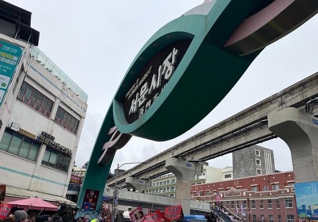 "배신자 용서 안 한데이" vs "왜 쫓아내노"… 보수의 심장 두 동강