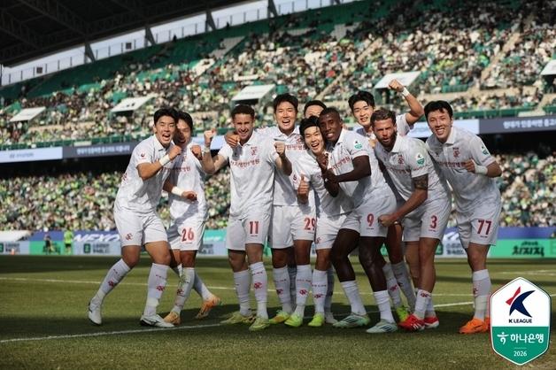 승격팀 부천, 디펜딩 챔피언 전북 3-2 제압…제주와 광주는 무승부(종합)