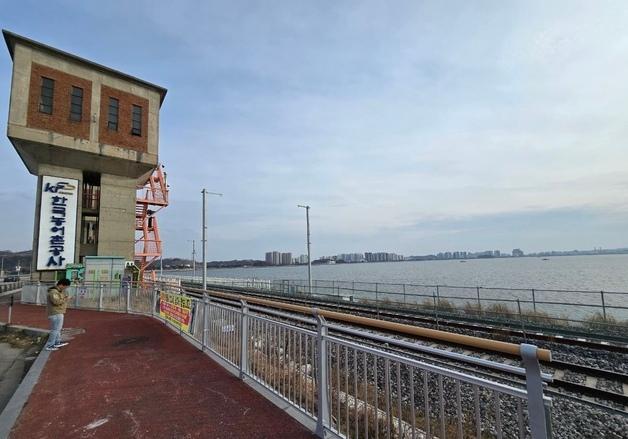 군산 금강하굿둑 인근서 20대 남성 변사체 발견…실종 대학생 추정