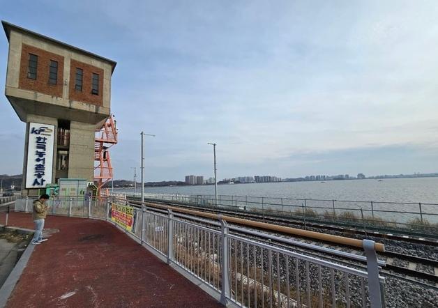 군산 금강하굿둑 인근서 20대 남성 변사체 발견…실종 대학생 추정