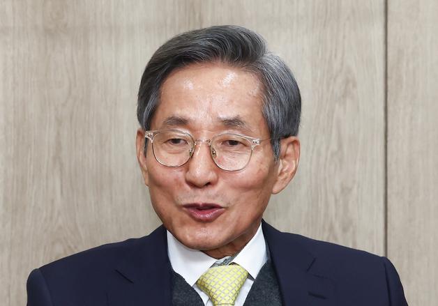 윤종규 "생산적 금융 전환 굉장히 시의적절…은행·증권 경쟁 길 터줘야"