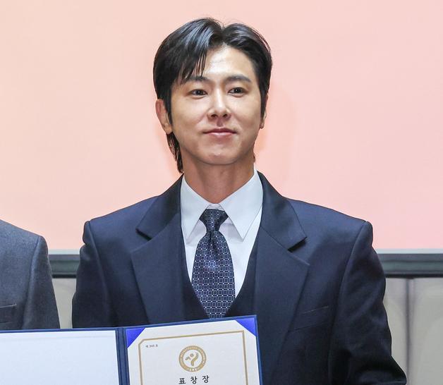 [뉴스1 ★]유노윤호 '서울시 성실 납세자 표창 받았어요'